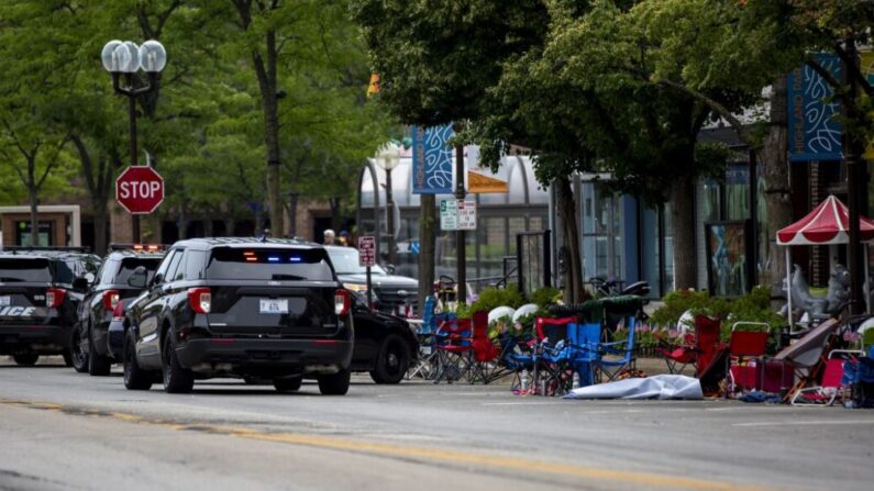 Los socorristas trabajan en la escena de un tiroteo en un desfile del 4 de julio en Highland Park, Illinois, el 4 de julio de 2022. (Jim Vondruska/Getty Images)

