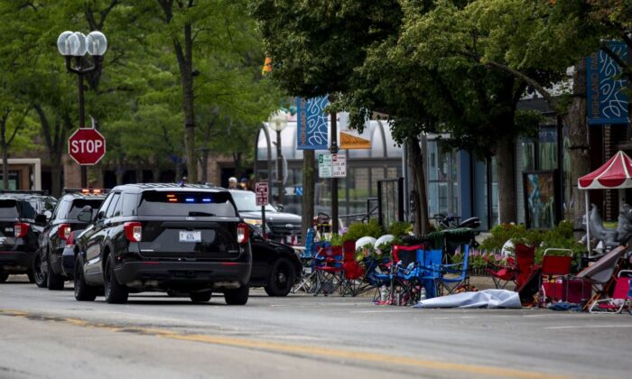 Los socorristas trabajan en la escena de un tiroteo en un desfile del 4 de julio de 2022 en Highland Park, Illinois. ( Jim Vondruska/Getty Images)