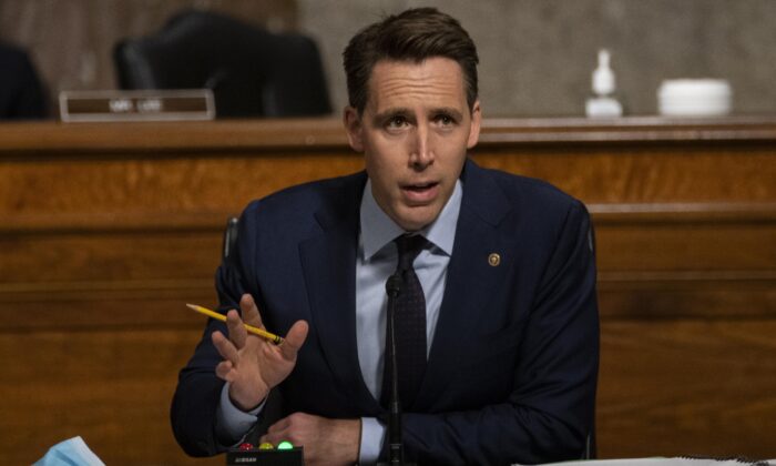 El senador Josh Hawley, (R-Mo.), en el Capitolio en Washington el 5 de agosto de 2020. (Carolyn Kaster-Pool/Getty Images)