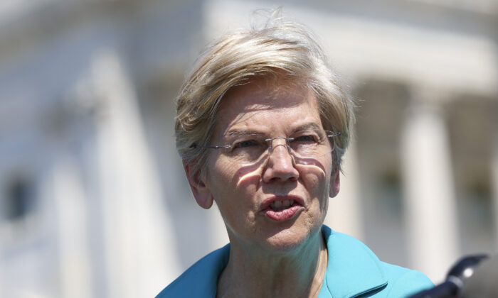 La senadora Elizabeth Warren (D-Mass.) habla en Washington, el 12 de julio de 2022. (Kevin Dietsch/Getty Images)