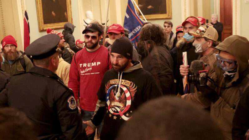 Manifestantes interactúan con la Policía del Capitolio en el interior del edificio del Capitolio de Estados Unidos en Washington el 6 de enero de 2021. (Win McNamee/Getty Images)
