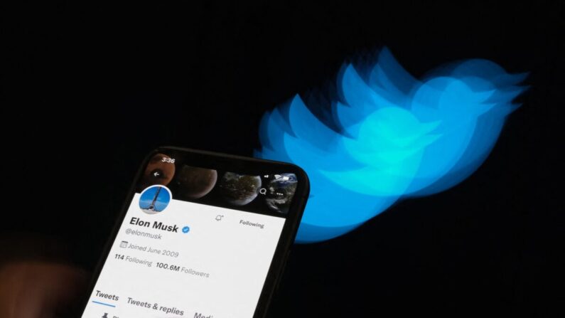 La página de Twitter de Elon Musk aparece en la pantalla de un teléfono inteligente con el logotipo de Twitter de fondo, en Los Ángeles, el 8 de julio de 2022. (Chris Delmas/AFP a través de Getty Images)