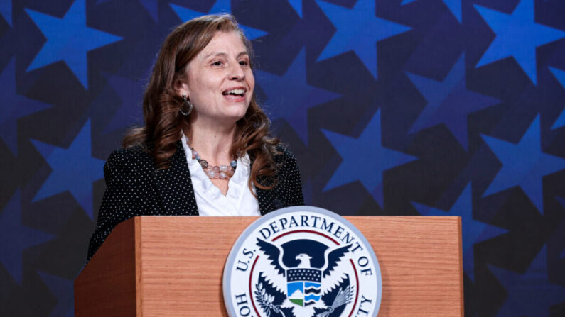 La directora de los Servicios de Ciudadanía e Inmigración de EE. UU., Ur Jaddou, en un evento en Camp Springs, Maryland, el 9 de noviembre de 2021. (Chip Somodevilla/Getty Images)