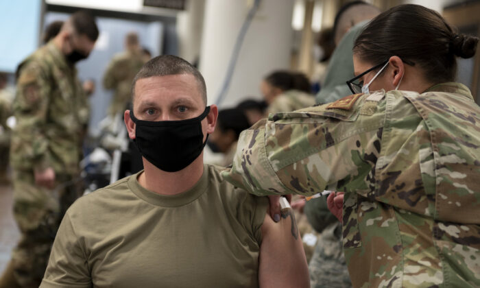 Un miembro de la Fuerza Aérea de los Estados Unidos recibe una vacuna COVID-19 en la Base Aérea de Osan, República de Corea, el 29 de diciembre de 2020. (Foto de la Fuerza Aérea de los Estados Unidos por la sargento Betty R. Chevalier vía Getty Images)