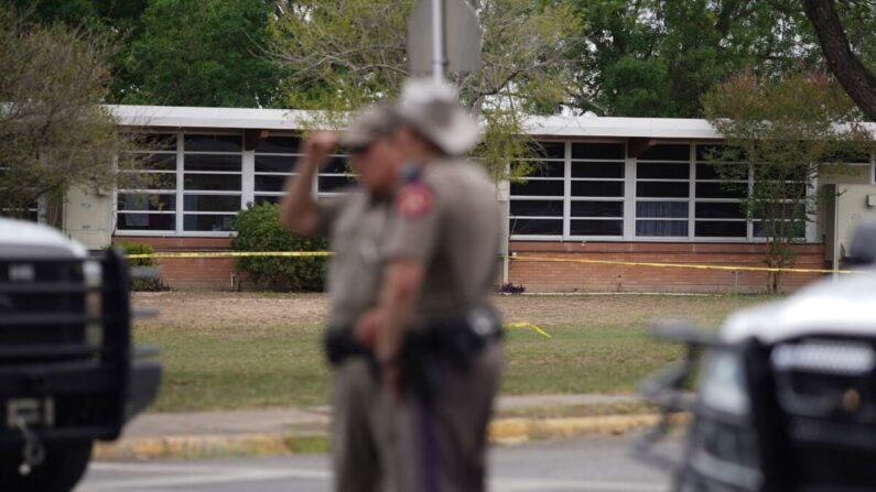 La policía estatal se para fuera de la Escuela Primaria Robb en Uvalde, Texas, el 24 de mayo de 2022. (Alison Dinner/AFP a través de Getty Images)