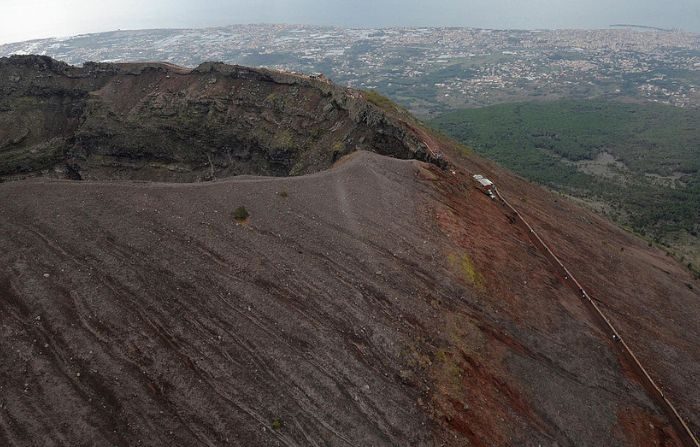 Una vista aérea del cráter del volcán Vesubio, se ve cerca de la ciudad italiana de Nápoles el 31 de marzo de 2009. (MARIO LAPORTA/AFP via Getty Images)