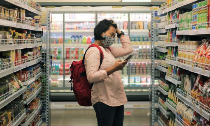Mujer haciendo compras. (Viki Mohamad/Unsplash)
