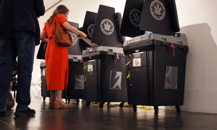 Una mujer deposita su voto en la ciudad de Nueva York el 28 de junio de 2022. (Michael M. Santiago/Getty Images)