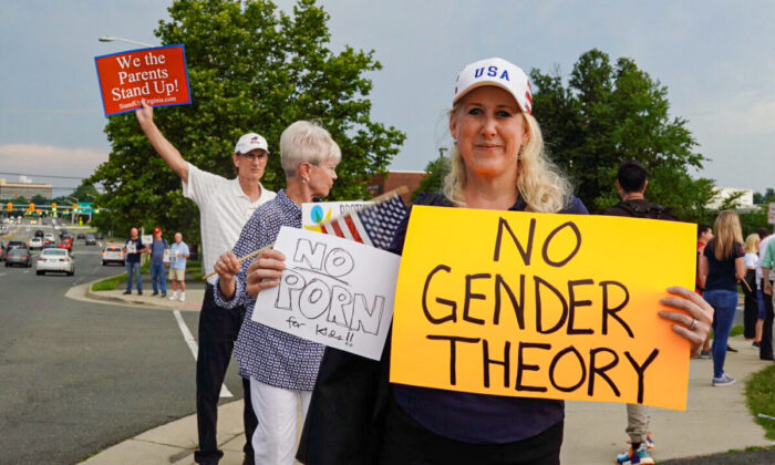 Jean Ballard protesta contra la política pro-transgénero de la junta escolar del condado de Fairfax fuera de la Luther Jackson Middle School en Falls Church, Virginia, el 16 de junio de 2022. (Terri Wu/The Epoch Times)