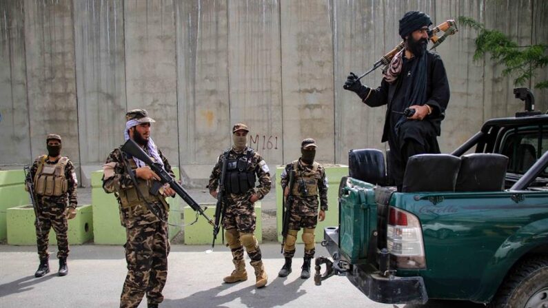 Kabul (Afganistán), 02/08/2022.- Soldados afganos y talibanes patrullan el barrio donde se produjo el ataque con drones al líder de Al-Qaeda Ayman al-Zawahiri, en Kabul, Afganistán. (EFE/STRINGER)