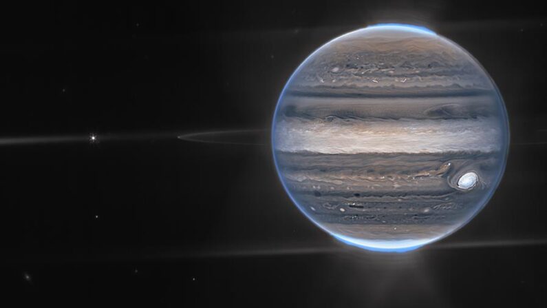Fotografía cedida por la NASA donde se aprecia una imagen de Júpiter tomada por la cámara de infrarrojo cercano (NIRcam) del Telescopio Espacial James Webb (JWST) y procesada por Judy Schmidt a partir de tres filtros: F360M (rojo), F212N (amarillo-verde) y F150W2 (cian), y alineación debido a la rotación del planeta. EFE/ Nasa/esa/csa/equipo Ers