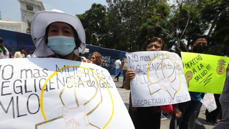 Padres y familiares de niños enfermos de cáncer protestan el 27 de agosto de 2022, durante la Caravana por la Salud en Ciudad de México (México). EFE/Mario Guzmán