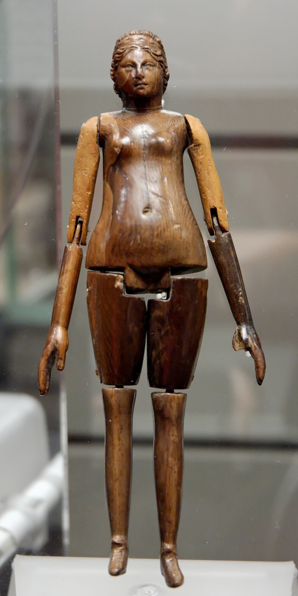 Muñeca de la antigua Roma en marfil con articulaciones, encontrada en el sarcófago de una niña, siglo II. (imagen vía Wikimedia)