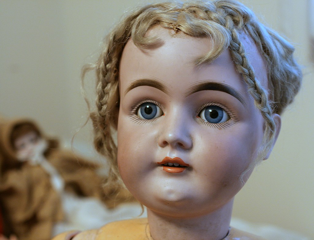 Muñeca de porcelana alemana de ca 1900 (crédito: gailf548 CC BY 2.0 vía Wikimedia)