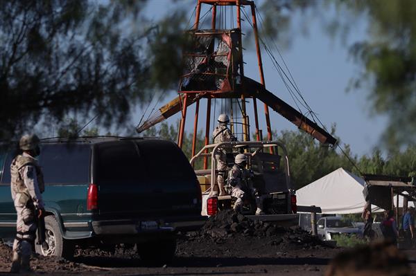 Miembros de la Guardia Nacional vigilan el área donde una mina de carbón se derrumbó en el municipio de Sabinas, estado de Coahuila (México). EFE/Antonio Ojeda
