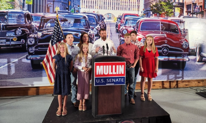 El representante Markwayne Mullin se une a su familia durante su discurso de victoria en Tulsa, el 23 de agosto de 2022, después de ganar la segunda vuelta de las primarias republicanas de Oklahoma. (Jeff Louderback/The Epoch Times)
