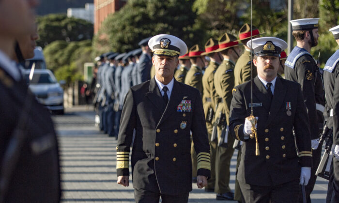 El almirante estadounidense John C. Aquilino (izq.), comandante del Comando Indo-Pacífico de EE. UU., es recibido en Nueva Zelanda con un Powhiri tradicional, la Guardia de Honor y la Ceremonia del Último Puesto, en Wellington, Nueva Zelanda, el 1 de agosto de 2022. (Embajada y Consulado de Estados Unidos en Nueva Zelanda)