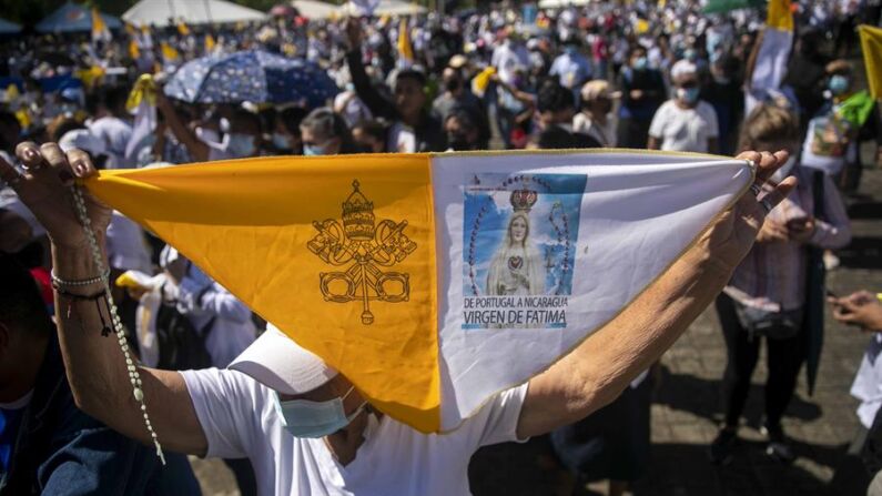 Cientos de feligreses acudieron a la clausura del congreso mariano y el fin de la peregrinación de la imagen de la virgen de Fátima, en Managua (Nicaragua), el 13 de agosto de 2022. EFE/Jorge Torres