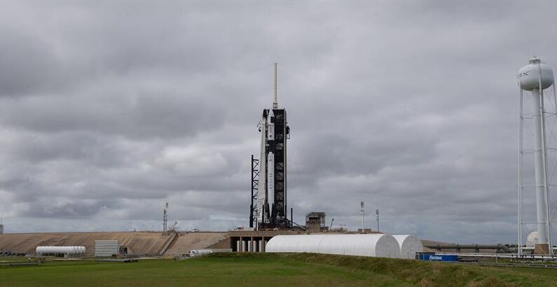 La compañía United Launch Alliance (ULA) ajusta los preparativos finales para el lanzamiento el jueves desde Cabo Cañaveral, Florida (EEUU), de un satélite de las Fuerzas Armadas estadounidenses que servirá para la detección temprana del lanzamiento de misiles. EFE/EPA/CJ Gunther 