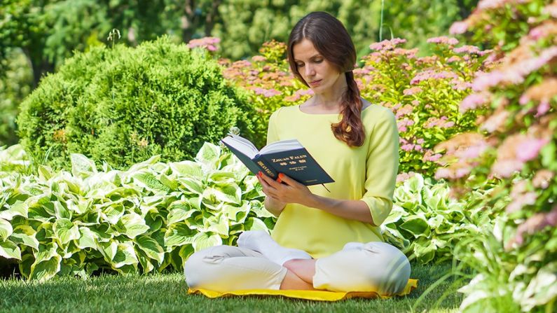 Mujer lee "Zhuan Falun" el libro principal de Falun Dafa, una practica de cultivación basada en los principios universales de Verdad, Benevolencia y Tolerancia. (The Epoch Times)