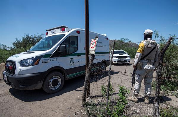 Vista de una ambulancia mientras llega a la mina en estado de Coahuila (México). Imagen de archivEFE/Miguel Sierra
