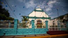 Sacerdote nicaragüense tuvo que oficiar misa detrás de la reja de su iglesia ante presión de la policía