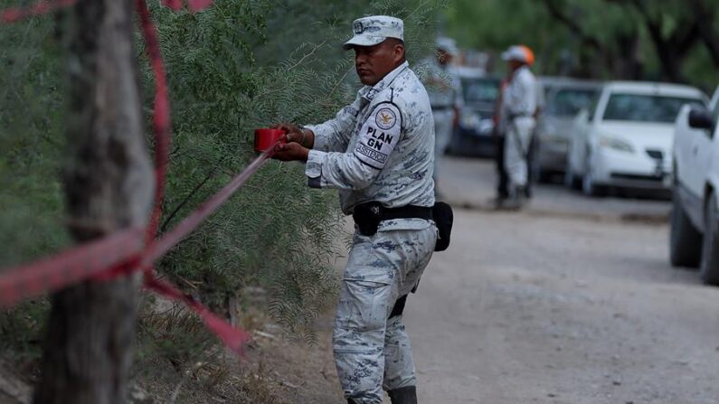 Un miembro de la Guardia Nacional resguarda la zona donde se encuentran 10 mineros atrapados, el 10 de agosto de 2022 en el municipio de Sabinas en Coahuila (México). EFE/Antonio Ojeda