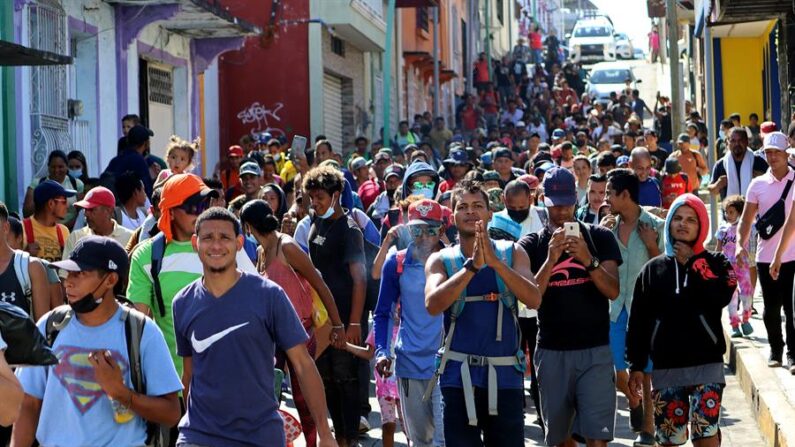 Cientos de migrantes caminan en caravana el 22 de agosto de 2022, en el municipio de Tapachula, en el estado de Chiapas (México). EFE/Juan Manuel Blanco
