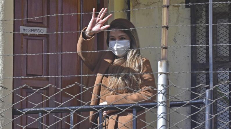 La expresidenta interina de Bolivia, Jeanine Áñez, saluda en la cárcel de Mujeres de Miraflores, en una fotografía de archivo. EFE/Stringer