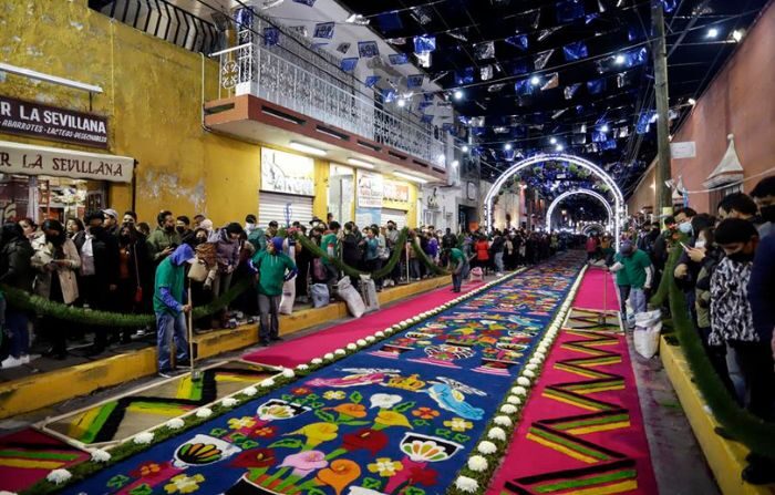 Un grupo de artesanos elaboran alfombras de colores de aserrín en la "Noche que Nadie Duerme", en el municipio de Huamantla, estado de Tlaxcala, México. (EFE/ Hilda Ríos)