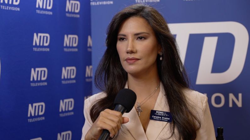 Catalina Stubbe, coordinadora hispana nacional de Moms for Liberty en una entrevista con NTD en Español, el 4 de agosto de 2022 en la CPAC de Dallas, Texas. (NTD en Español)