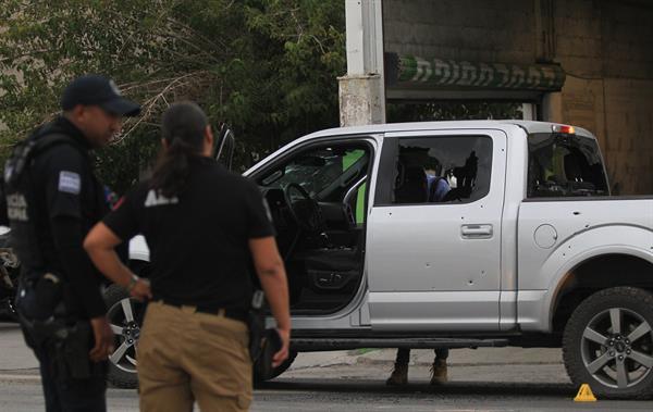 Elementos de la policía resguardan una camioneta donde viajaba un hombre que fue atacado por hombres armados en Ciudad Juárez, estado de Chihuahua (México), el 11 de agosto de 2022. EFE/Luis Torres

