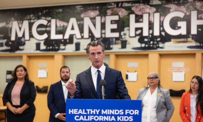El gobernador de California, Gavin Newsom, anunció un programa de salud mental para niños en McLane High School, en Fresno, California, el 18 de agosto de 2022. (Cortesía de la Oficina del Gobernador Gavin Newsom)
