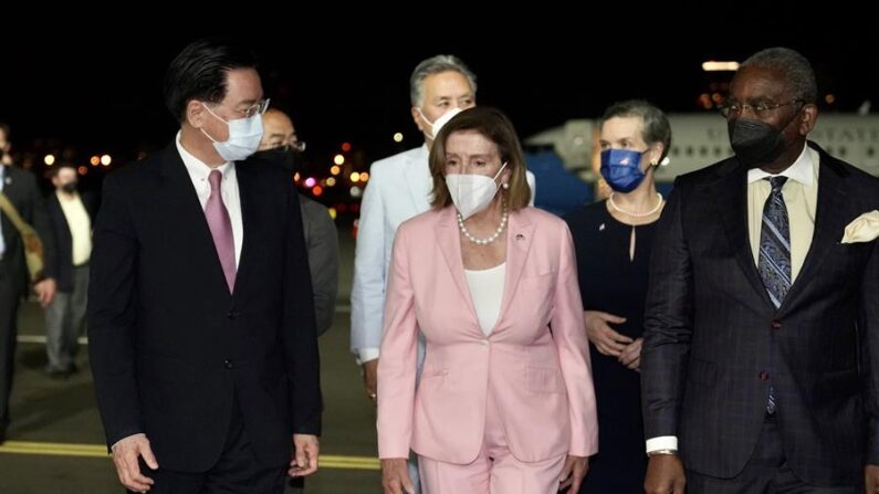 La presidenta de la Cámara de Representantes de EE. UU., Nancy Pelosi (C), es recibida por el Ministro de Relaciones Exteriores de Taiwán, Joseph Wu (I), a su llegada al aeropuerto de Songshan de Taipéi (Taiwán). (EFE/EPA/Taiwan Ministry of Foreign Affairs)
