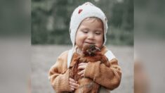 Bebé comparte lazo especial con los pollitos que ella misma cuida: “Ama la naturaleza” (VIDEO)