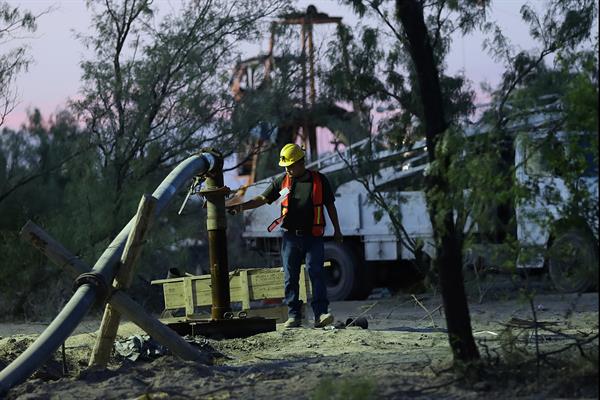Fotografía de archivo de una vista de un trabajador minero en la zona donde se encuentran 10 mineros atrapados en el municipio de Sabinas en Coahuila (México). EFE/Antonio Ojeda
