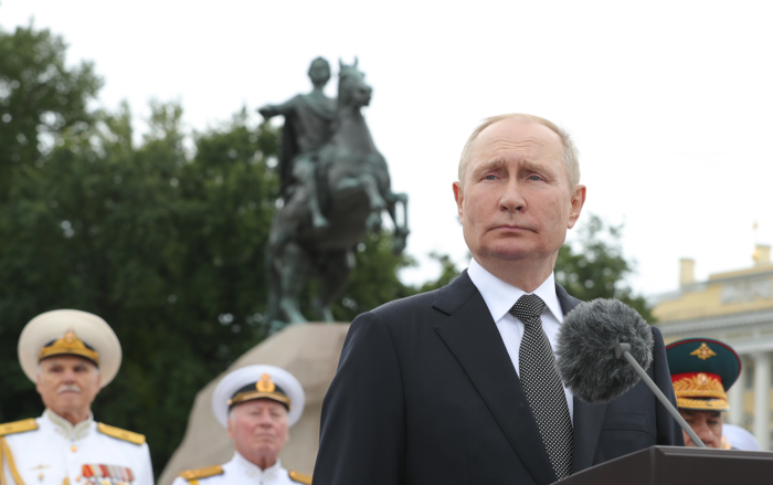 El presidente ruso Vladimir Putin asiste al Desfile Naval Principal que marca el Día de la Armada Rusa en San Petersburgo, Rusia, el 31 de julio de 2022. (EFE/EPA/MIKHAIL KLIMENTYEV / SPUTNIK / KREMLIN POOL)