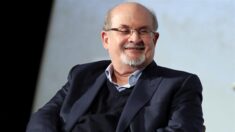 Rushdie sigue hospitalizado en estado crítico pero sin respirador