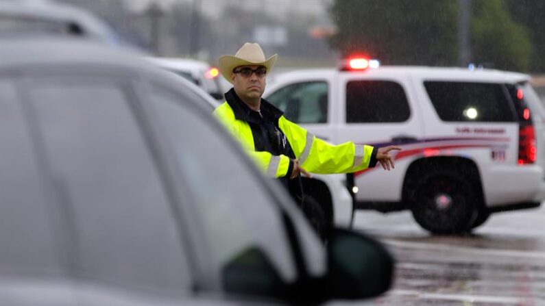 Oficiales desvían el tráfico en Houston, Texas, en una fotografía de archivo. EFE/EPA/Michael Wyke