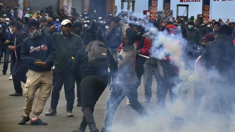 Cocaleros parte de Adepcoca se enfrentan con la policía el 8 de agosto de 2022, en La Paz (Bolivia). EFE/ Stringer