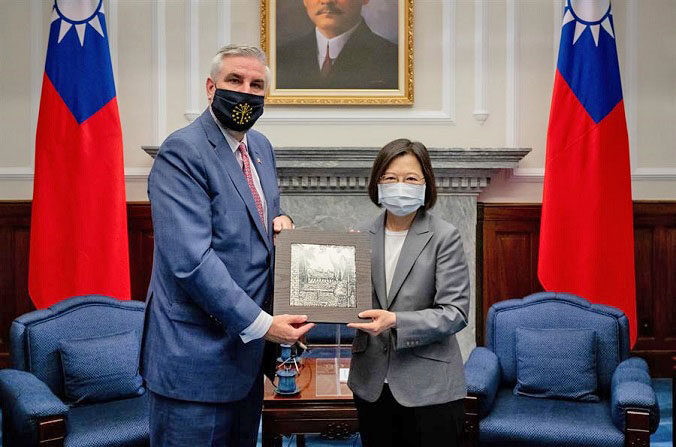Una foto distribuida por la Oficina Presidencial de Taiwán muestra a la presidenta de Taiwán, Tsai Ing-wen (Der.), posando para una foto con el gobernador de Indiana, Eric Holcomb (Izq.), durante una reunión dentro de la oficina presidencial en Taipei, Taiwán, el 22 de agosto de 2022. (EFE/EPA/MAKOTO LIN/OFICINA PRESIDENCIAL DE TAIWÁN)