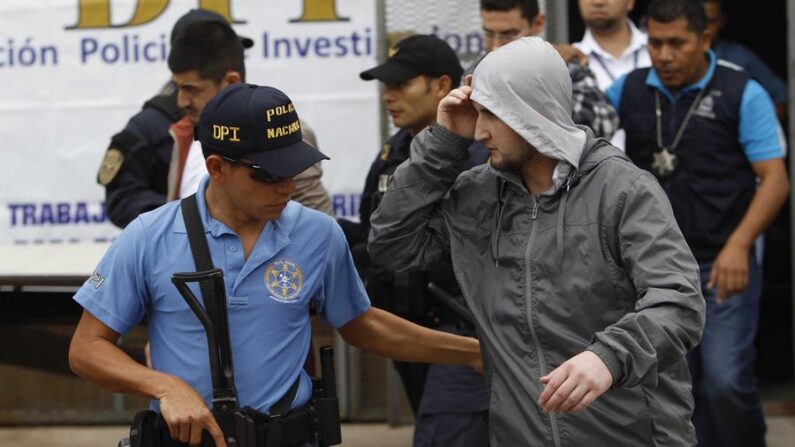 La Policía Nacional de Honduras retuvo este miércoles en un sector del oriente del país a quince ciudadanos de Venezuela y cinco de Kazajistán que eran transportados en una camioneta por un presunto coyote o traficante de personas hondureño. EFE/STR/Archivo