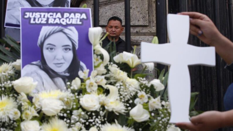 Fotografía de archivo de activistas que protestan contra el homicidio y piden justicia por el caso de Luz Raquel Padilla, frente al Palacio de Gobierno de Jalisco, en Guadalajara (México). EFE/ Francisco Guasco