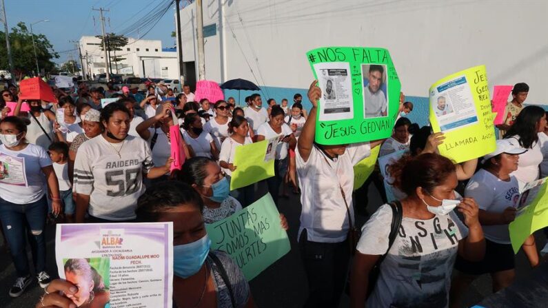 Varias personas marchan para exigir justicia por sus familiares y amigos desaparecidos, el 30 de julio de 2022, en Cancún (México). EFE/Alonso Cupul