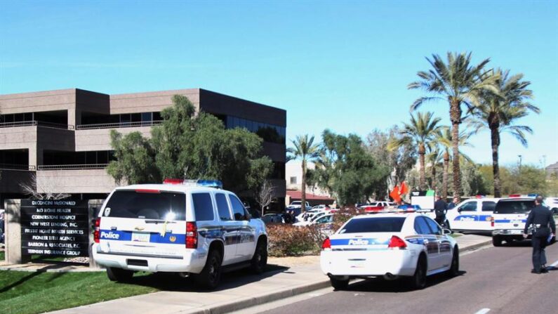 En la imagen un registro de archivo de un operativo policial desplegado durante otro tiroteo en Phoenix (Arizona, EE.UU.). EFE/Roy Dabner