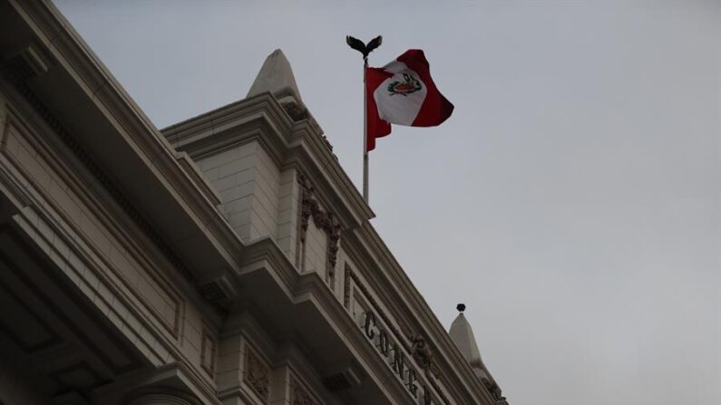 Vista general de una bandera sobre el edificio del Congreso de Perú, en una fotografía de archivo. EFE/ Paolo Aguilar
