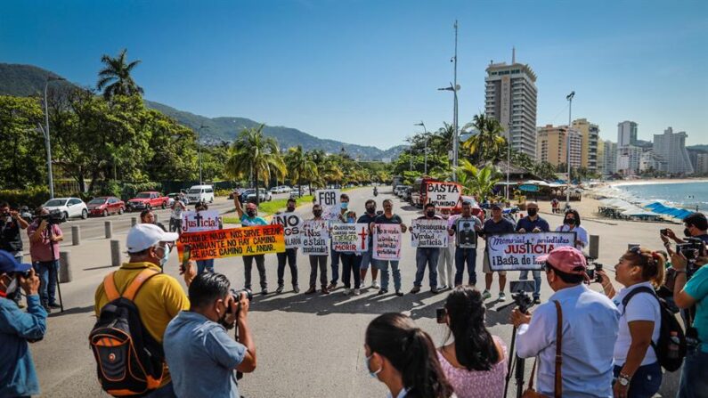 Periodistas de diferentes medios de comunicación protestan en la costera Miguel Alemán el 23 de agosto de 2022, para exigir justicia por el asesinato del colega Fredid Román, en Acapulco, Guerrero (México). EFE/David Guzmán.