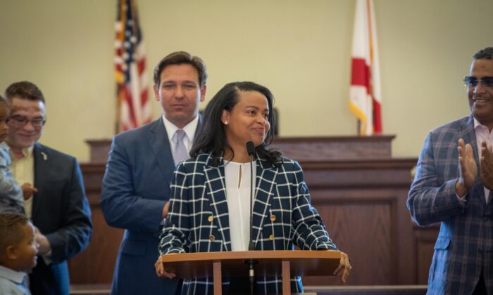 La jueza Renatha Francis acepta el nombramiento a la Corte Suprema de Florida con la mirada del gobernador Ron DeSantis el 5 de agosto de 2022. (Cortesía de la oficina del gobernador de Florida)