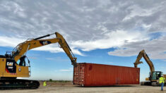 Arizona “se ha hartado”: Comienzan a apilar contenedores de transporte en huecos de muro fronterizo