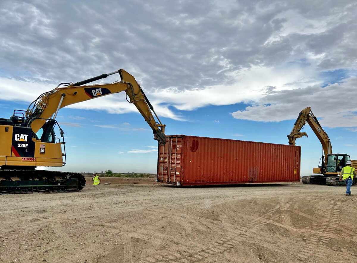 Arizona "se ha hartado": Comienzan a apilar contenedores de transporte en huecos de muro fronterizo